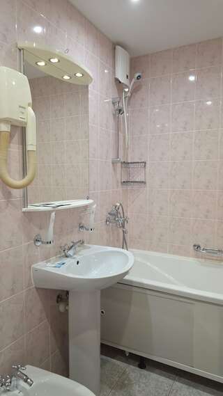 Гостиница Александровский Екатеринбург Большой двухместный номер с 1 кроватью-6