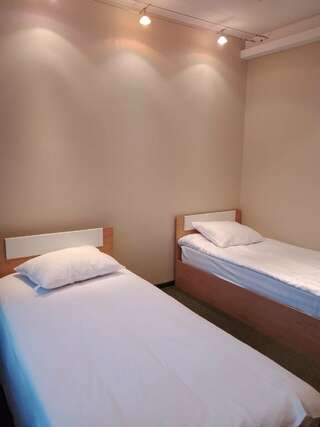 Гостиница Александровский Екатеринбург Двухместный номер эконом с двумя раздельными кроватями  общей ванной комнатой-3