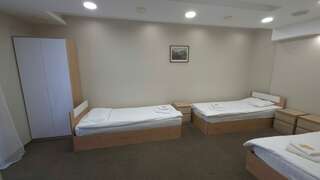 Гостиница Александровский Екатеринбург Эконом  трёхместный номер c балконом — общая ванная комната.-2