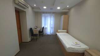 Гостиница Александровский Екатеринбург Эконом  трёхместный номер c балконом — общая ванная комната.-3