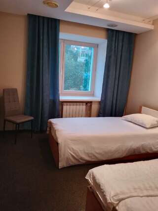 Гостиница Александровский Екатеринбург Двухместный номер эконом с двумя раздельными кроватями  общей ванной комнатой-2