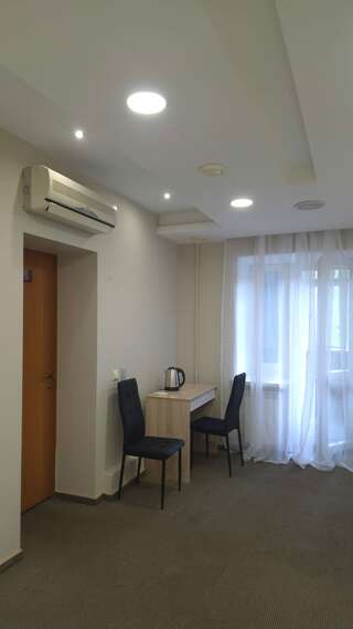 Гостиница Александровский Екатеринбург Эконом  трёхместный номер c балконом — общая ванная комната.-8