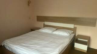 Гостиница Александровский Екатеринбург Двухместный номер эконом с двуспальной  кроватьяю  общей ванной комнатой-5