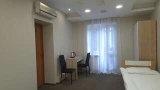 Гостиница Александровский Екатеринбург Эконом  трёхместный номер c балконом — общая ванная комната.-7