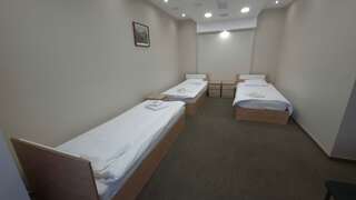 Гостиница Александровский Екатеринбург Эконом  трёхместный номер c балконом — общая ванная комната.-5