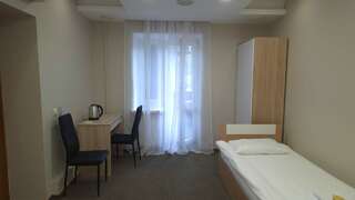 Гостиница Александровский Екатеринбург Эконом  трёхместный номер c балконом — общая ванная комната.-4