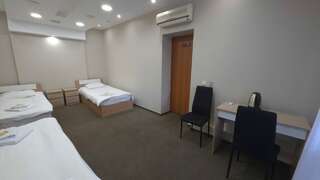 Гостиница Александровский Екатеринбург Эконом  трёхместный номер c балконом — общая ванная комната.-6