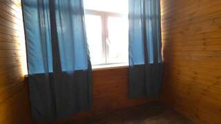 Гостиница Александровский Екатеринбург Эконом  трёхместный номер c балконом — общая ванная комната.-9