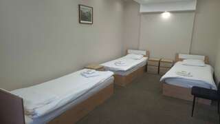 Гостиница Александровский Екатеринбург Эконом  трёхместный номер c балконом — общая ванная комната.-1