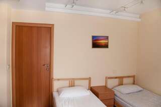 Гостиница Александровский Парк Отель Екатеринбург Двухместный номер эконом-класса с 2 отдельными кроватями и общей ванной комнатой-1